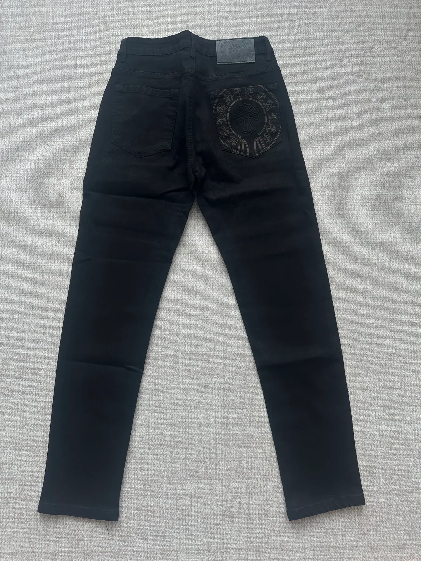 P176 Style No. Cc930 Chrome hearts Chrome hearts high street jeans Chrome hearts vibe style versatile jeans are the most popular high street style at the moment. Made of beaded canvas fabric, heavy washing makes the upper body of the fabric more textured. The pants are tall and straight! The three-dimensional cutting of the whole trousers is a masterpiece! The beaded canvas fabric is thick and soft after washing. It has good breathability. Customized small leather label. Unique design. The details are in place, simple and elegant, and the workmanship is exquisite. The entire trousers are neatly routed and the details are in place! It’s so cool. It’s a genderless trend that both men and women can easily control. Color: Picture color. Sizes M-XXL